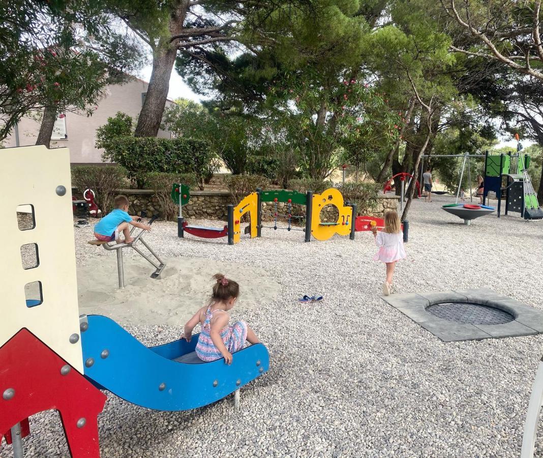 Family Resort Urania Baška Voda Buitenkant foto