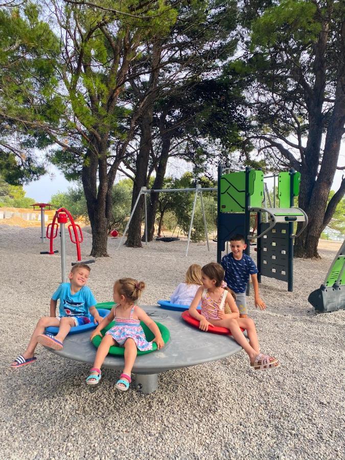 Family Resort Urania Baška Voda Buitenkant foto
